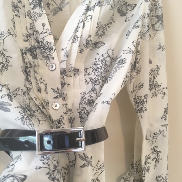 H&M size US 4 off white blouse w/beautiful pattern - Picture 3 of 4